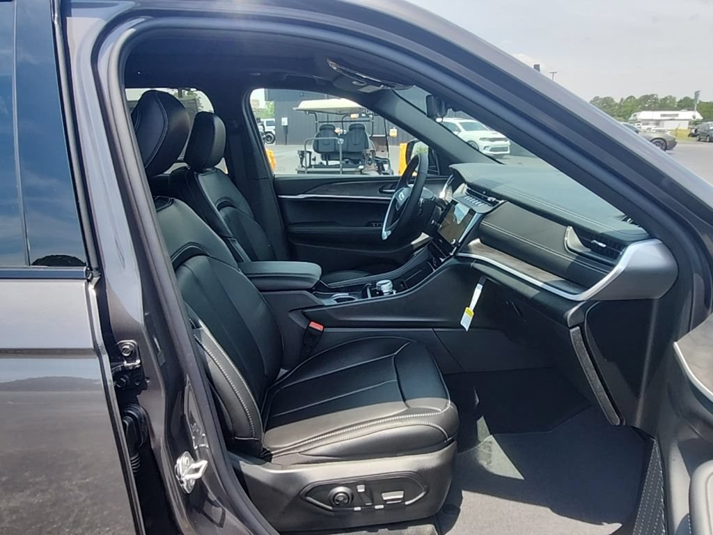 New 2026 Jeep Grand Cherokee Limited w/ Luxury Tech Group II RWD image 37