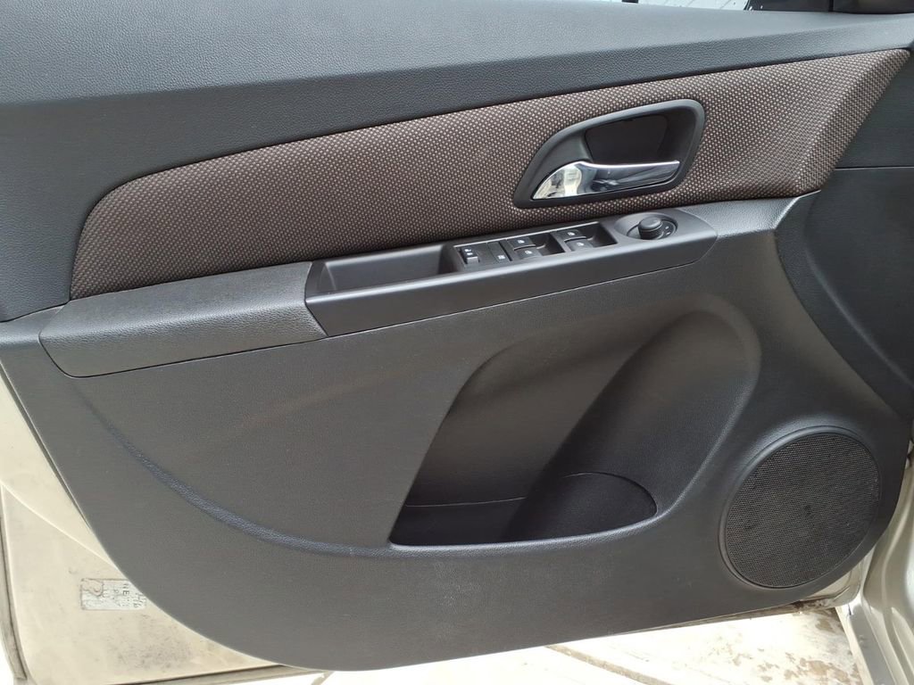 Used 2016 Chevrolet Cruze LT FWD image 10
