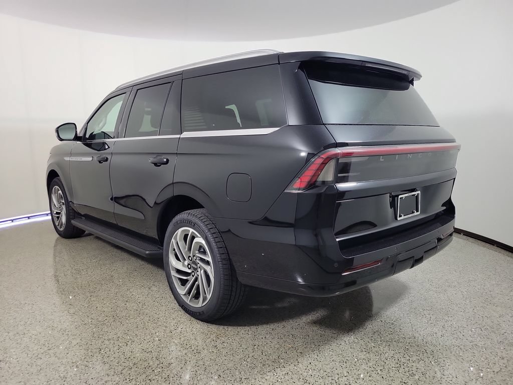 New 2027 Lincoln Navigator Premiere RWD image 3