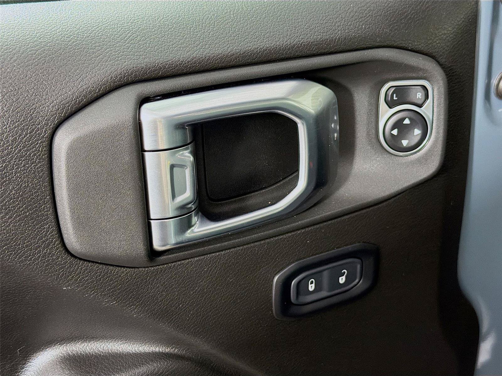 Used 2025 Jeep Gladiator Sport AWD/4WD image 23