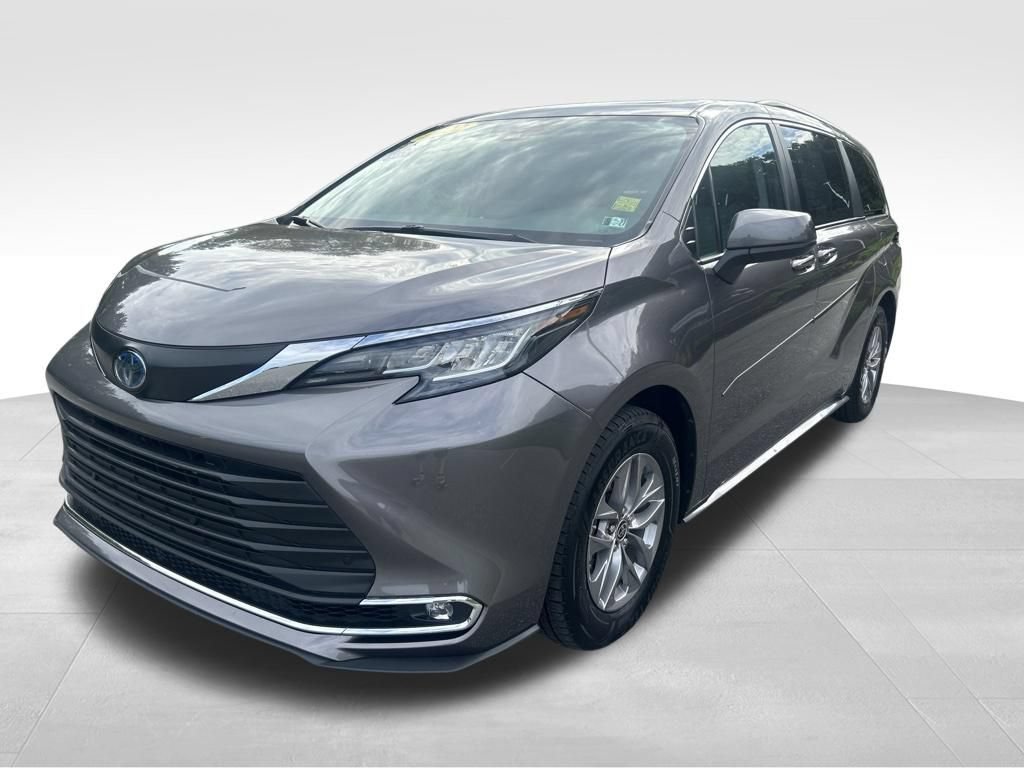 Certified 2022 Toyota Sienna XLE w/ XLE Plus Package FWD image 1
