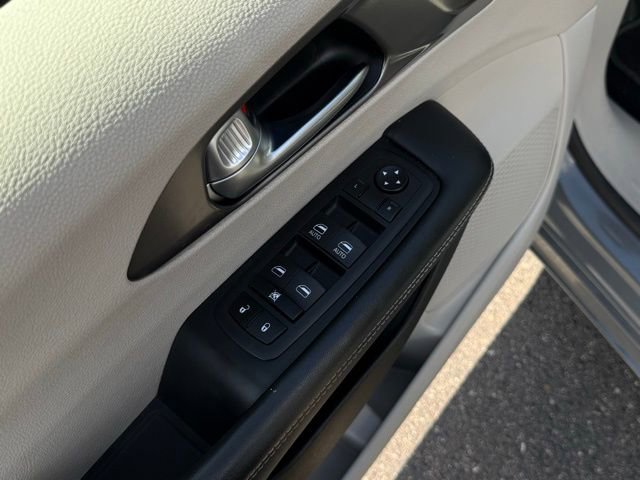 Used 2023 Chrysler Pacifica Touring-L FWD image 11