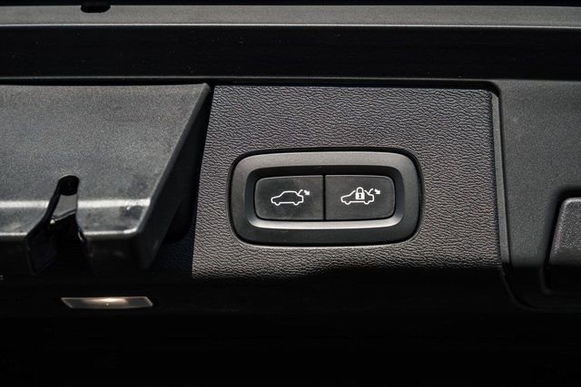 Certified 2023 Volvo XC60 B6 Ultimate w/ Protection Package Premier image 11