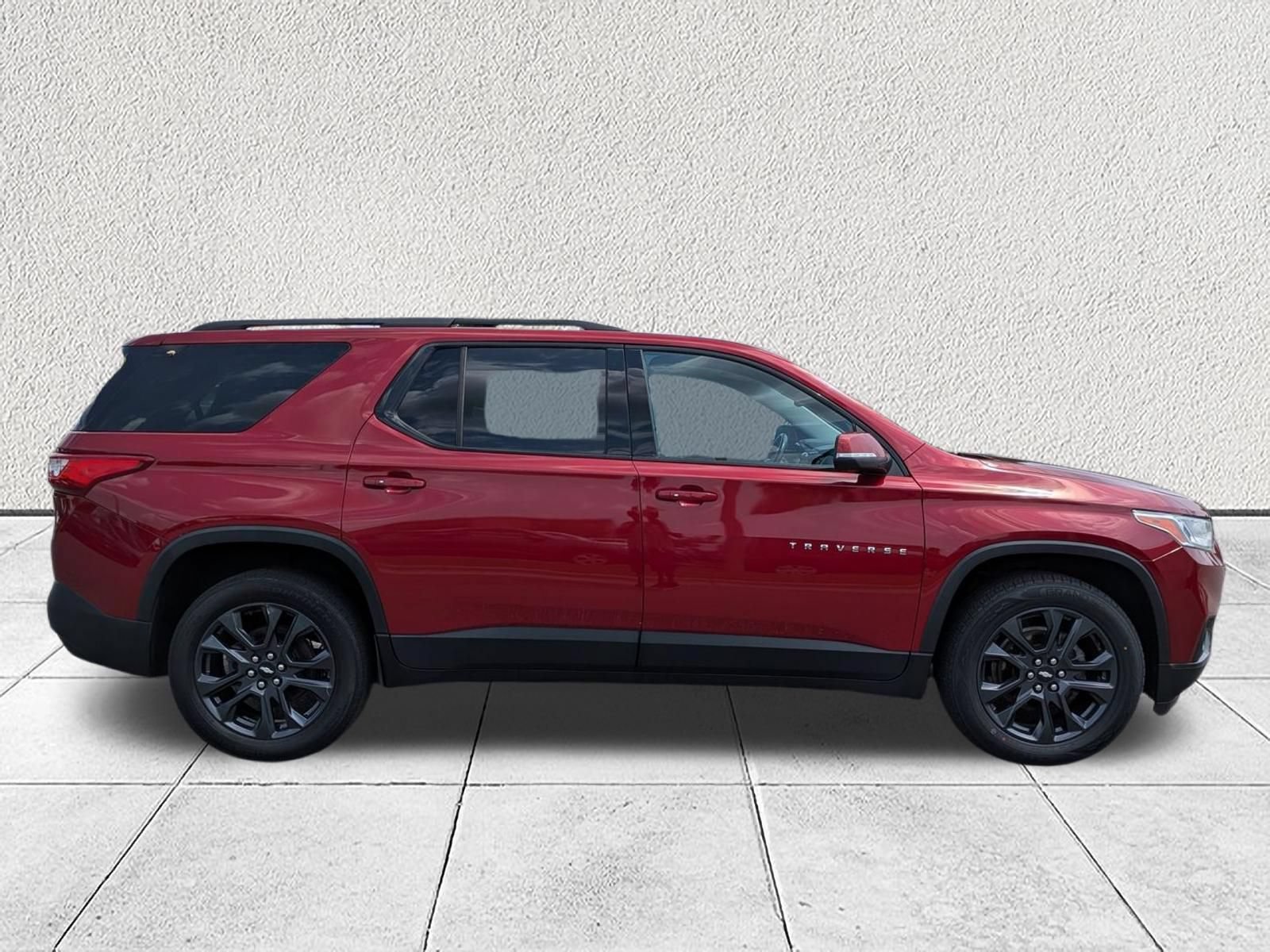 Used 2021 Chevrolet Traverse RS FWD image 2