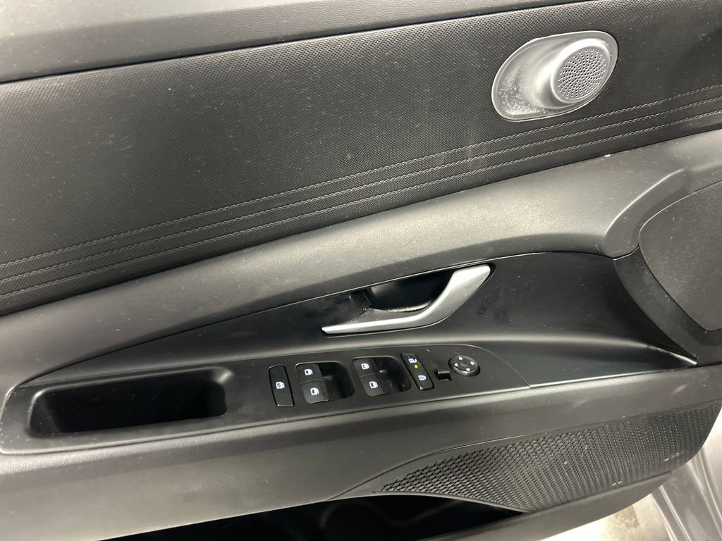 Used 2025 Hyundai Elantra SE image 12