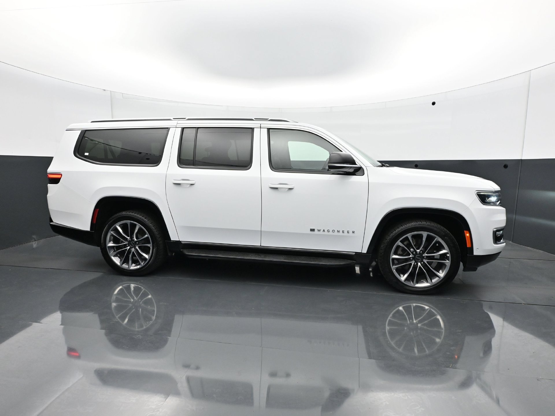 Used 2023 Jeep Wagoneer L Series II w/ Premium Group I AWD/4WD image 8