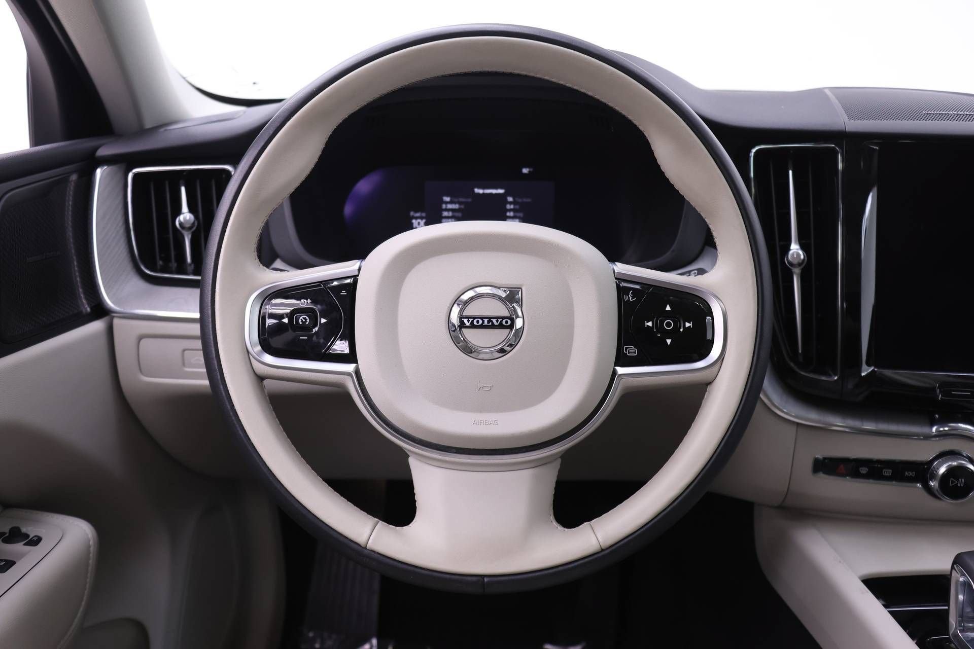 Certified 2024 Volvo XC60 B5 Plus w/ Protection Package Premier AWD/4WD image 17