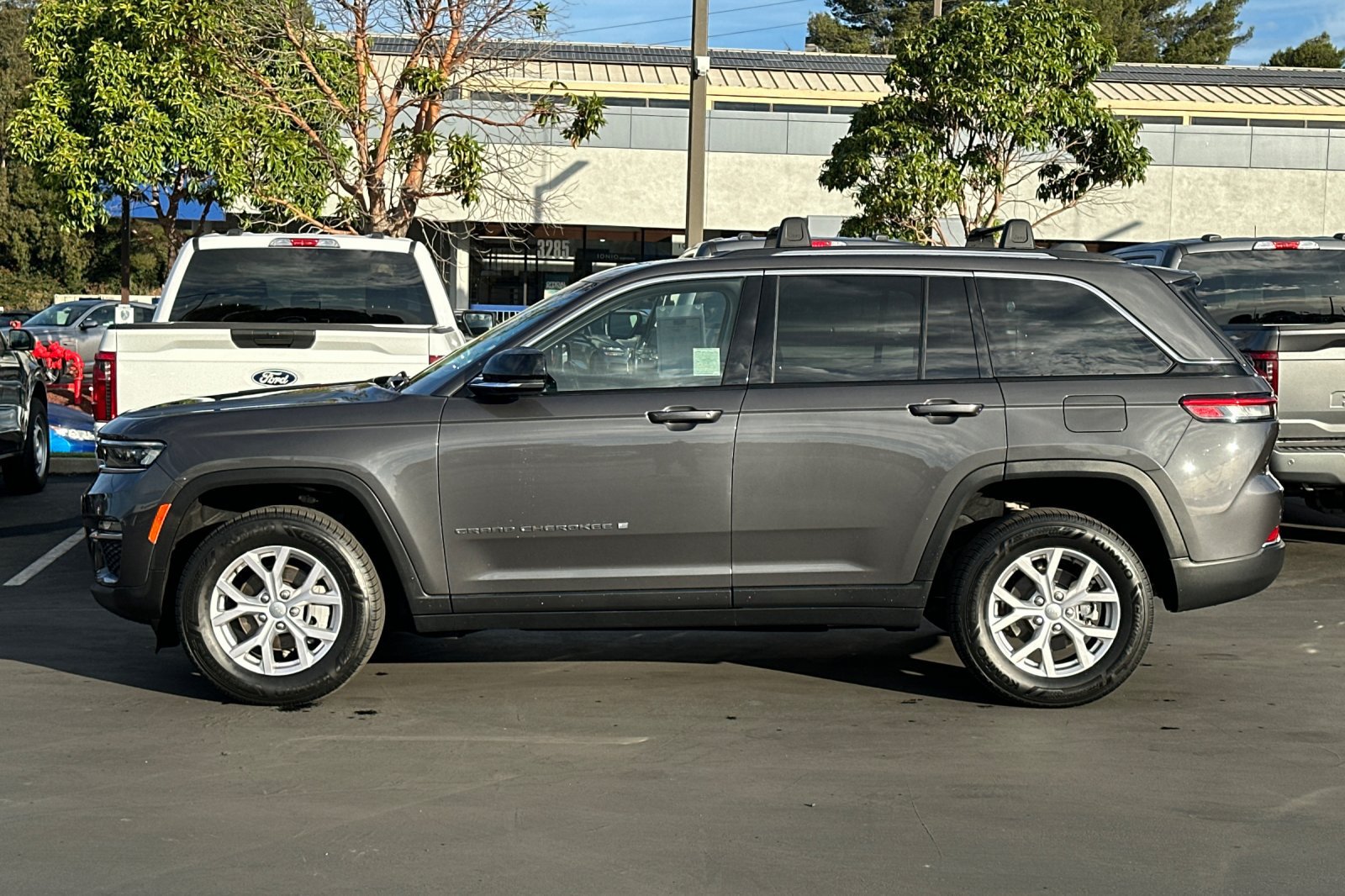 Used 2022 Jeep Grand Cherokee Limited AWD/4WD image 7