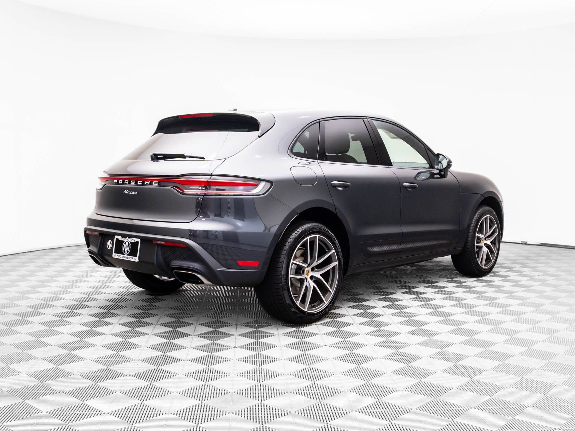 Certified 2025 Porsche Macan image 8