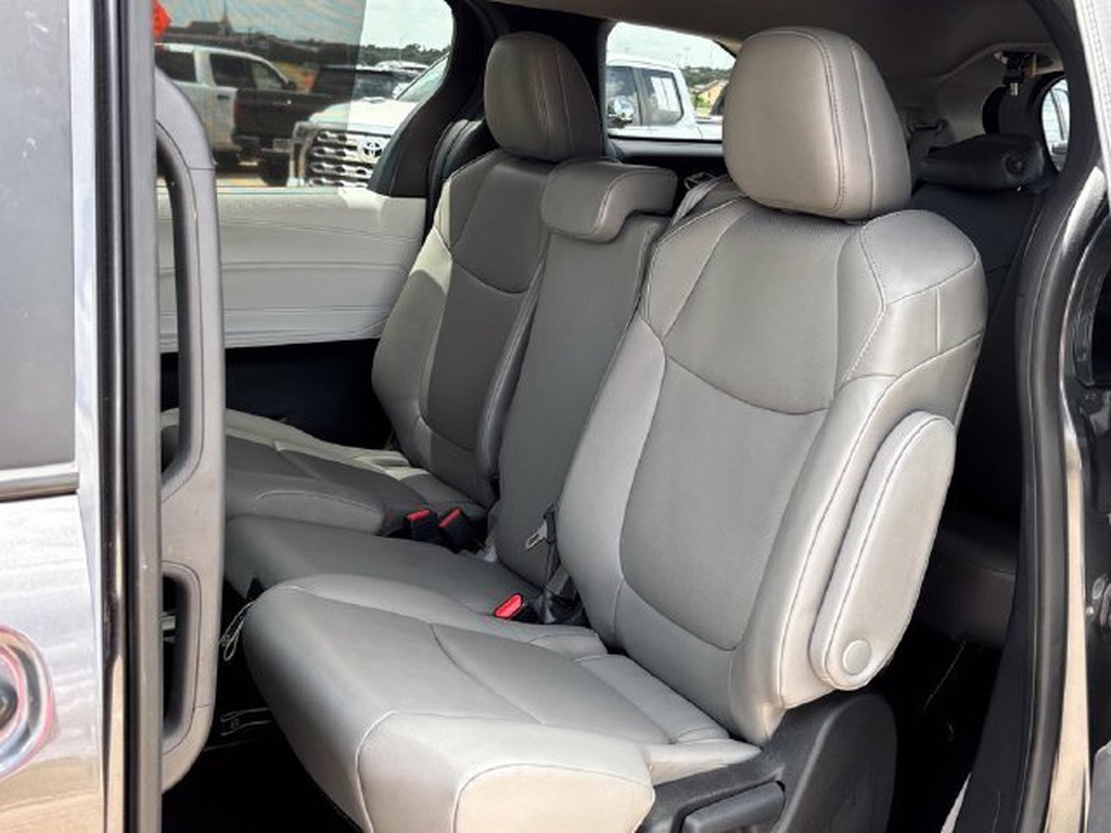 Used 2025 Toyota Sienna XLE FWD image 16