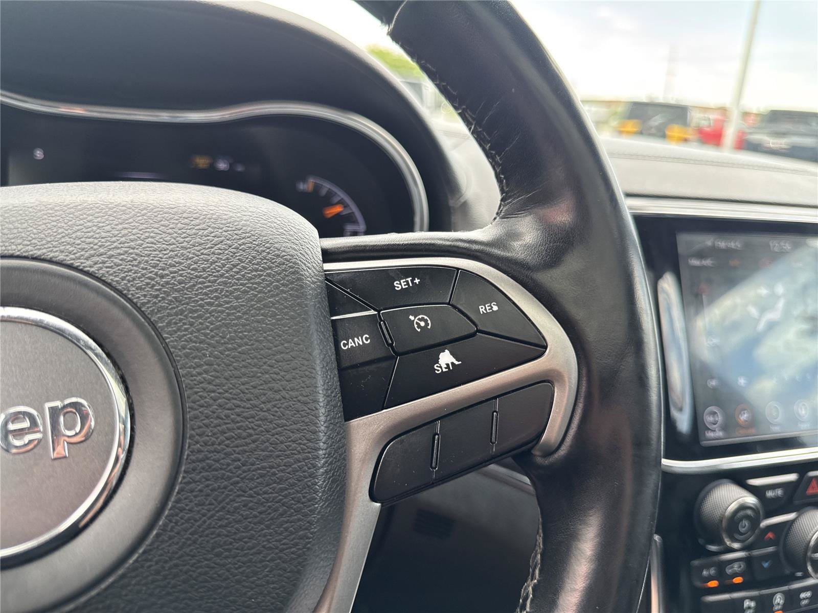 Used 2020 Jeep Grand Cherokee Overland AWD/4WD image 22