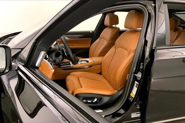 Used 2019 BMW M760i xDrive w/ Luxury Rear Seating Package image 13