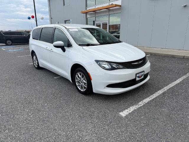 Used 2023 Chrysler Voyager LX image 2