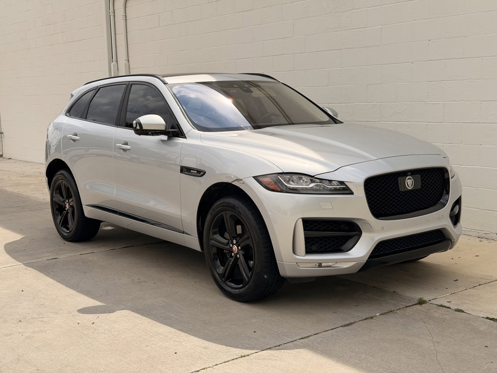 Used 2019 Jaguar F-PACE R-Sport image 2