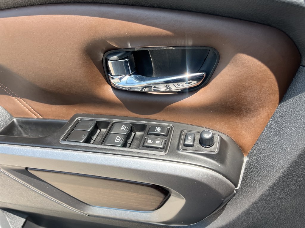 Used 2019 Nissan Titan Platinum Reserve AWD/4WD image 12