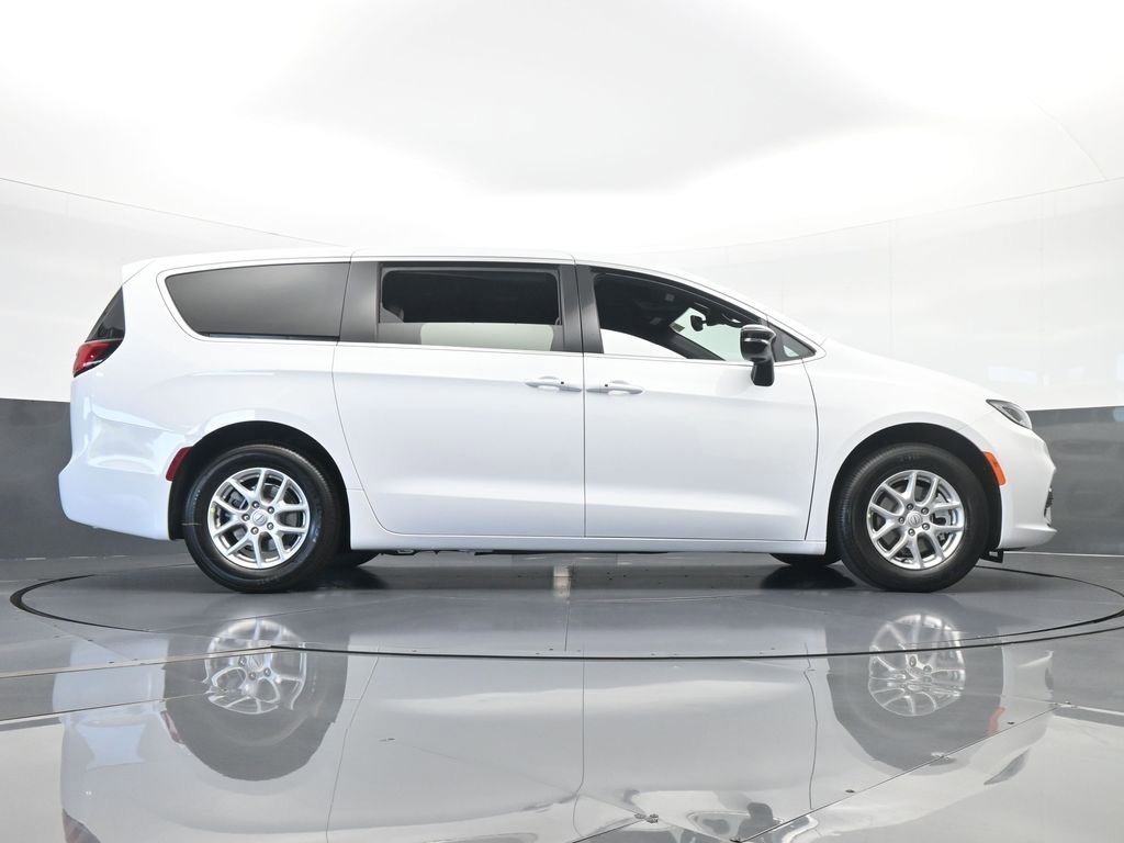 Used 2025 Chrysler Pacifica Select FWD image 57