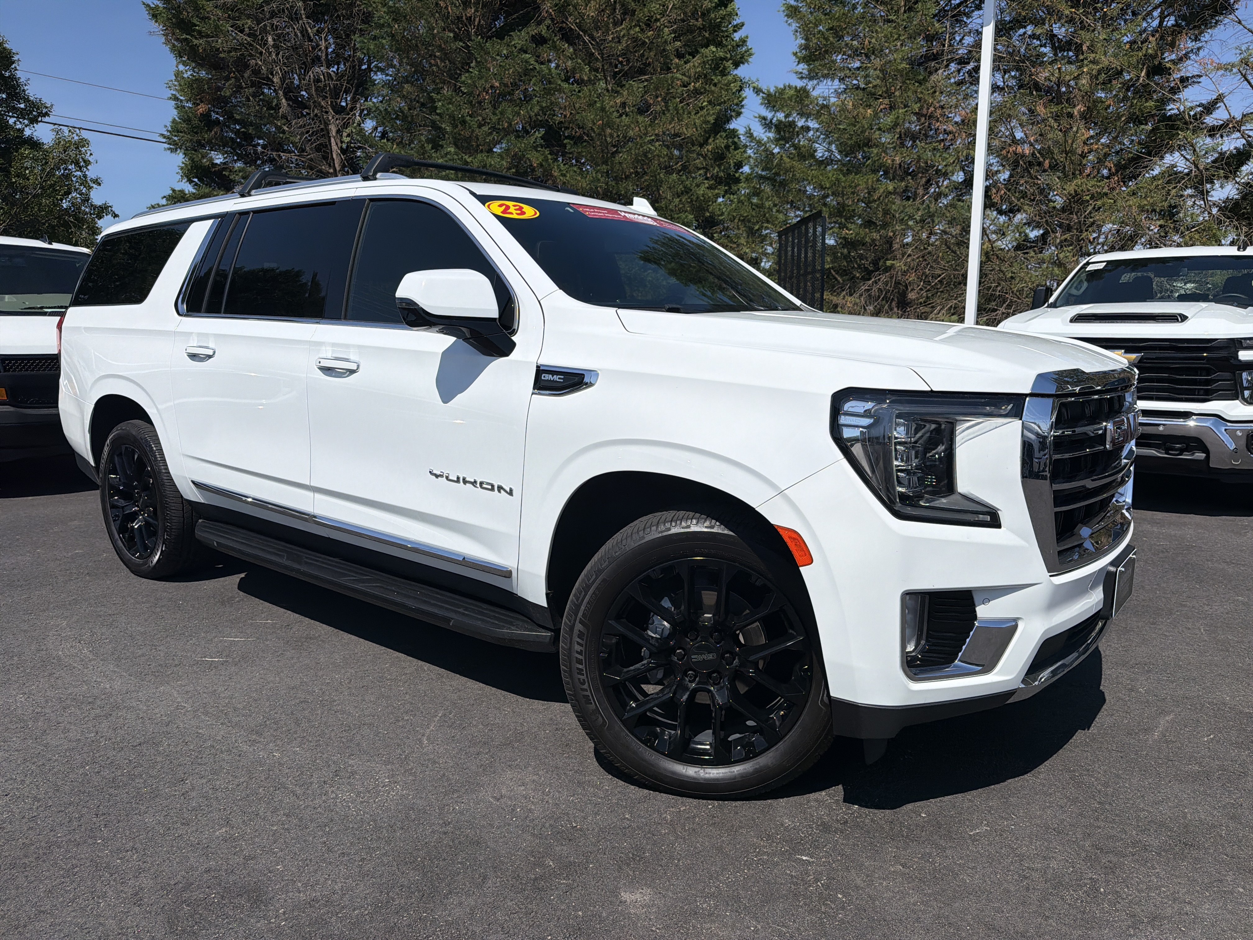 Used 2023 GMC Yukon XL SLT w/ SLT Luxury Package AWD/4WD image 2