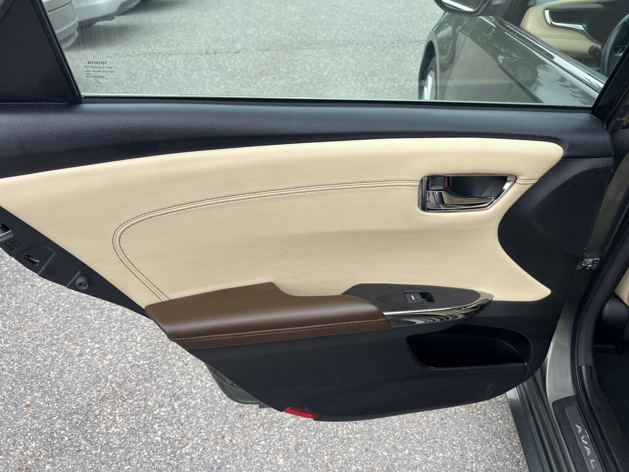 Used 2013 Toyota Avalon Limited w/ Technology Pkg FWD image 17