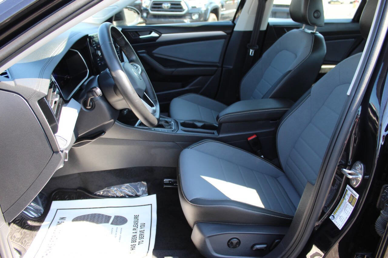 Used 2025 Volkswagen Jetta SE image 16