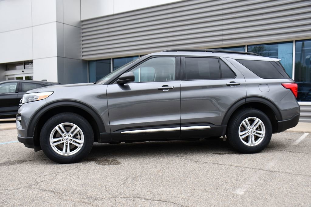 Used 2023 Ford Explorer XLT w/ Equipment Group 202A AWD/4WD image 2