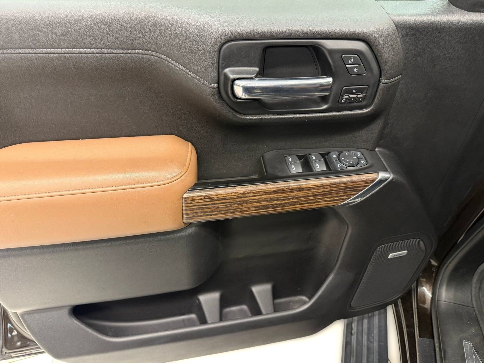 Used 2019 Chevrolet Silverado 1500 High Country w/ Technology Package AWD/4WD image 12