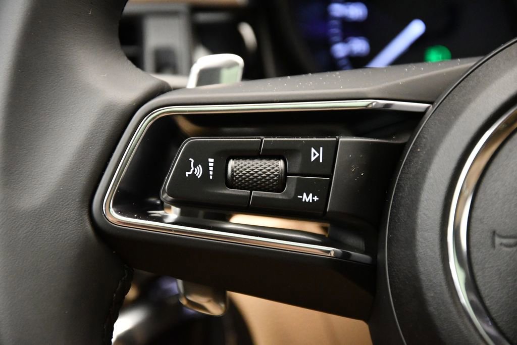 Used 2025 Porsche Macan image 24