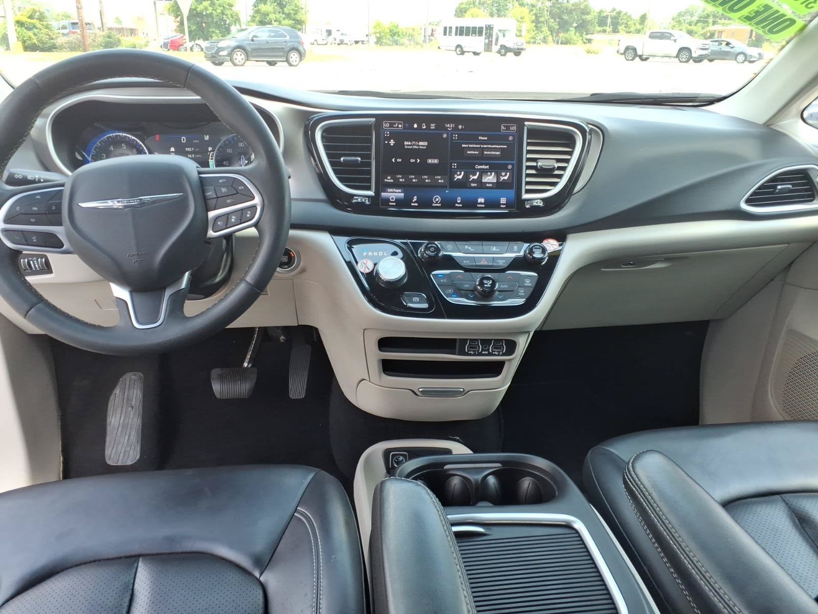 Used 2023 Chrysler Pacifica Touring-L FWD image 10