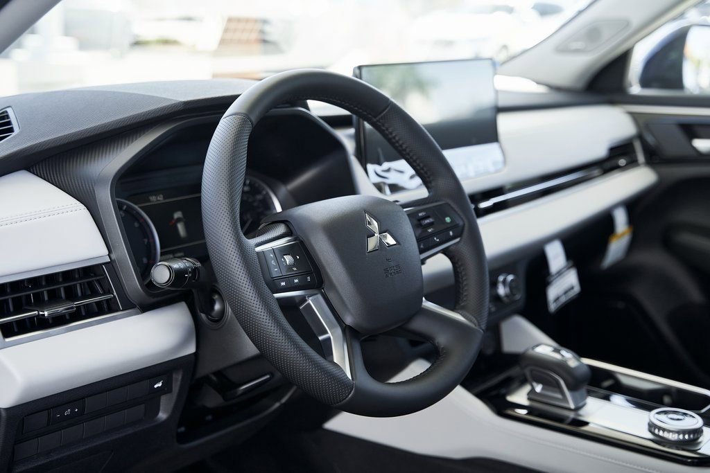 Used 2025 Mitsubishi Outlander SE FWD image 23