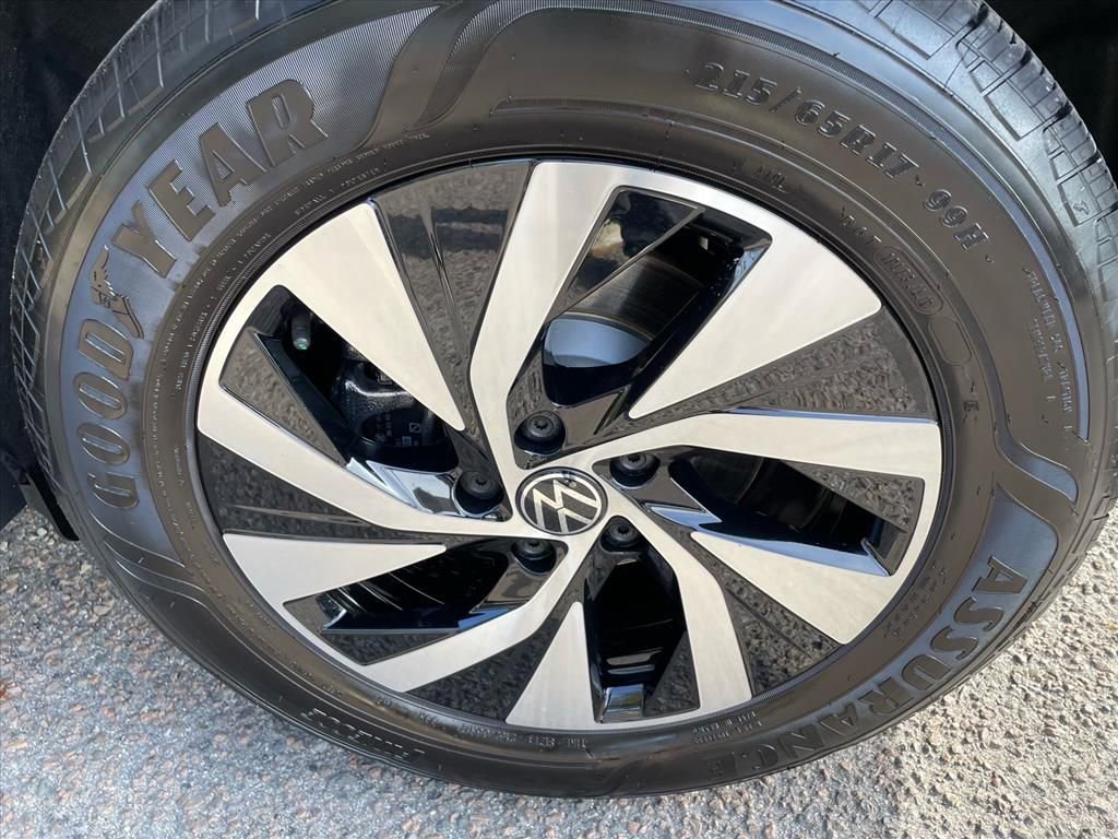 Certified 2025 Volkswagen Tiguan S image 17