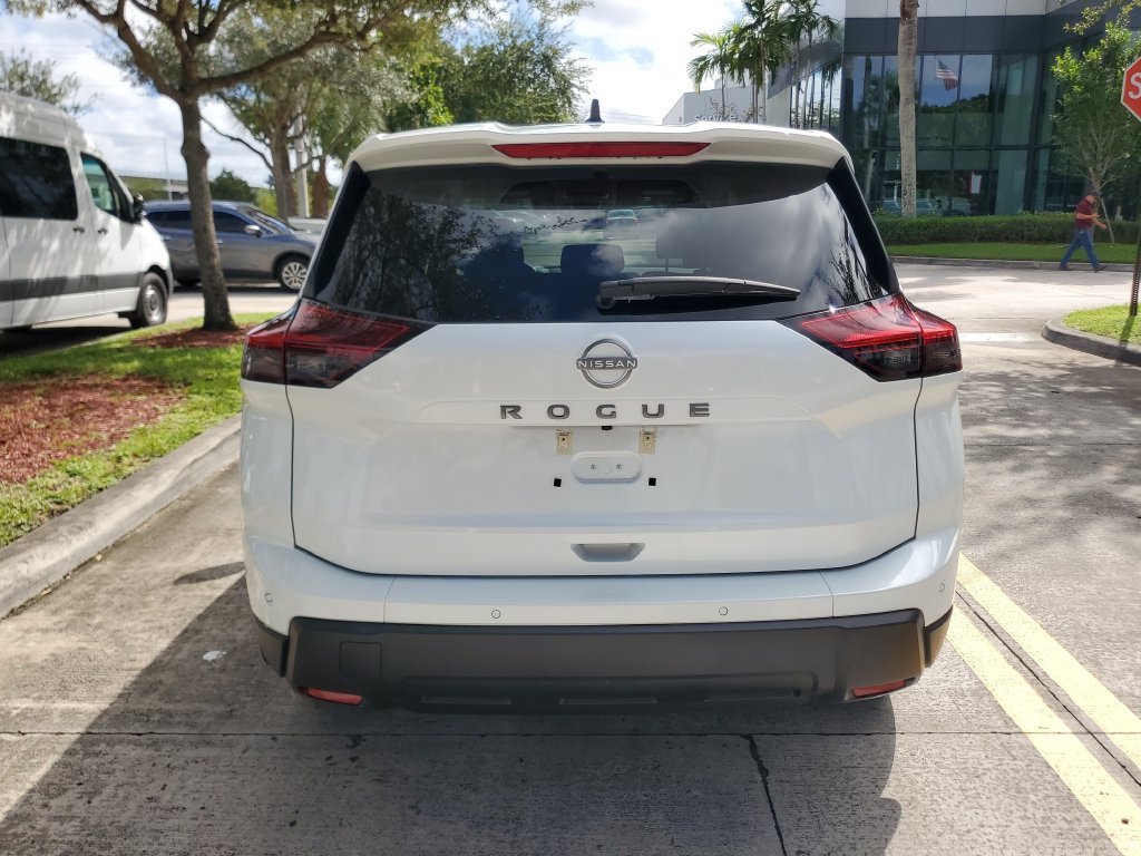 Certified 2025 Nissan Rogue S FWD image 5