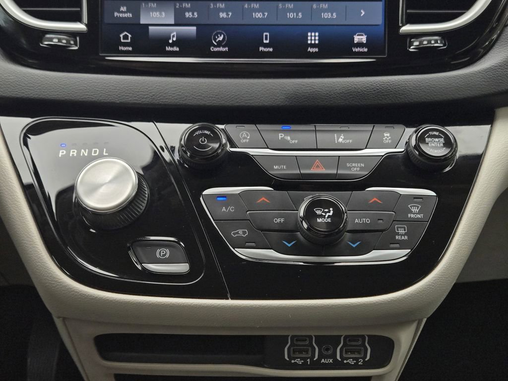 Used 2023 Chrysler Pacifica Touring-L FWD image 21