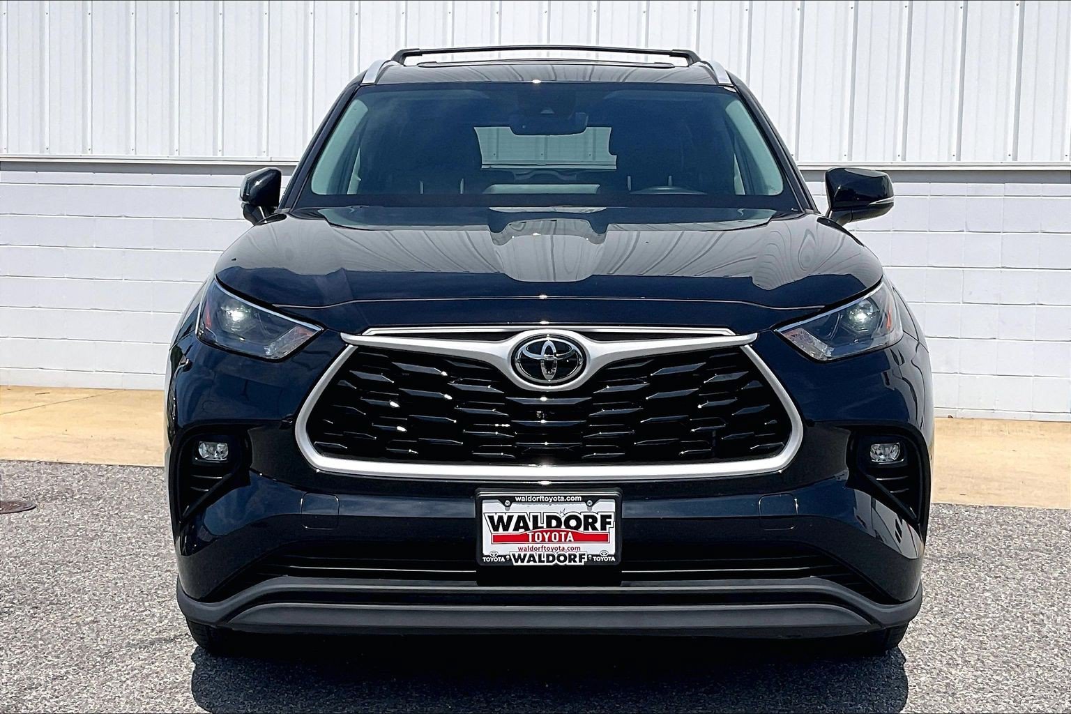 Used 2023 Toyota Highlander XLE AWD/4WD image 3