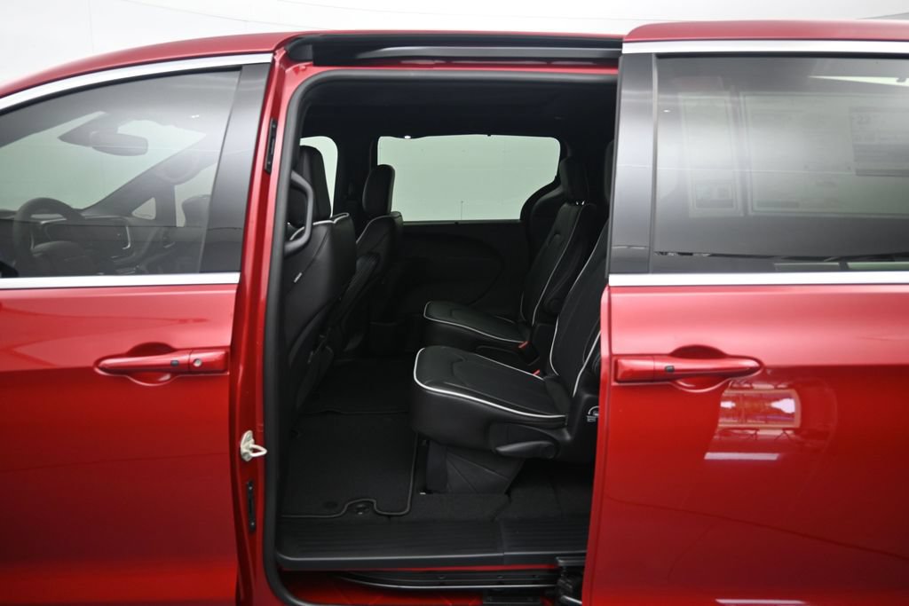 New 2027 Chrysler Pacifica Limited w/ Family Tech Group FWD image 24
