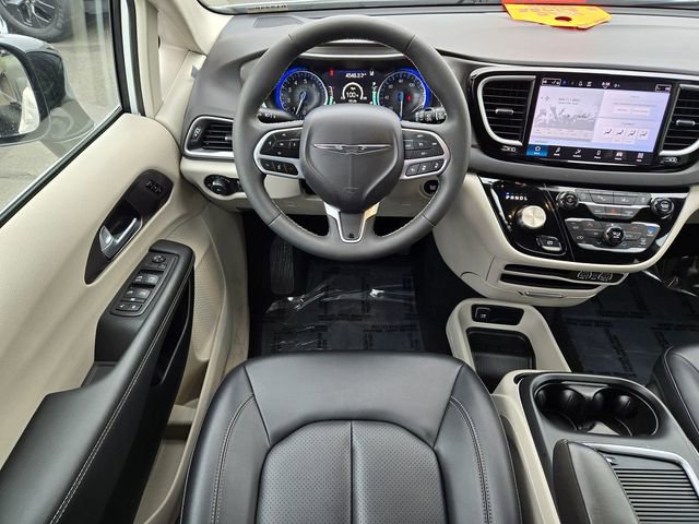 Used 2024 Chrysler Pacifica Touring-L image 8