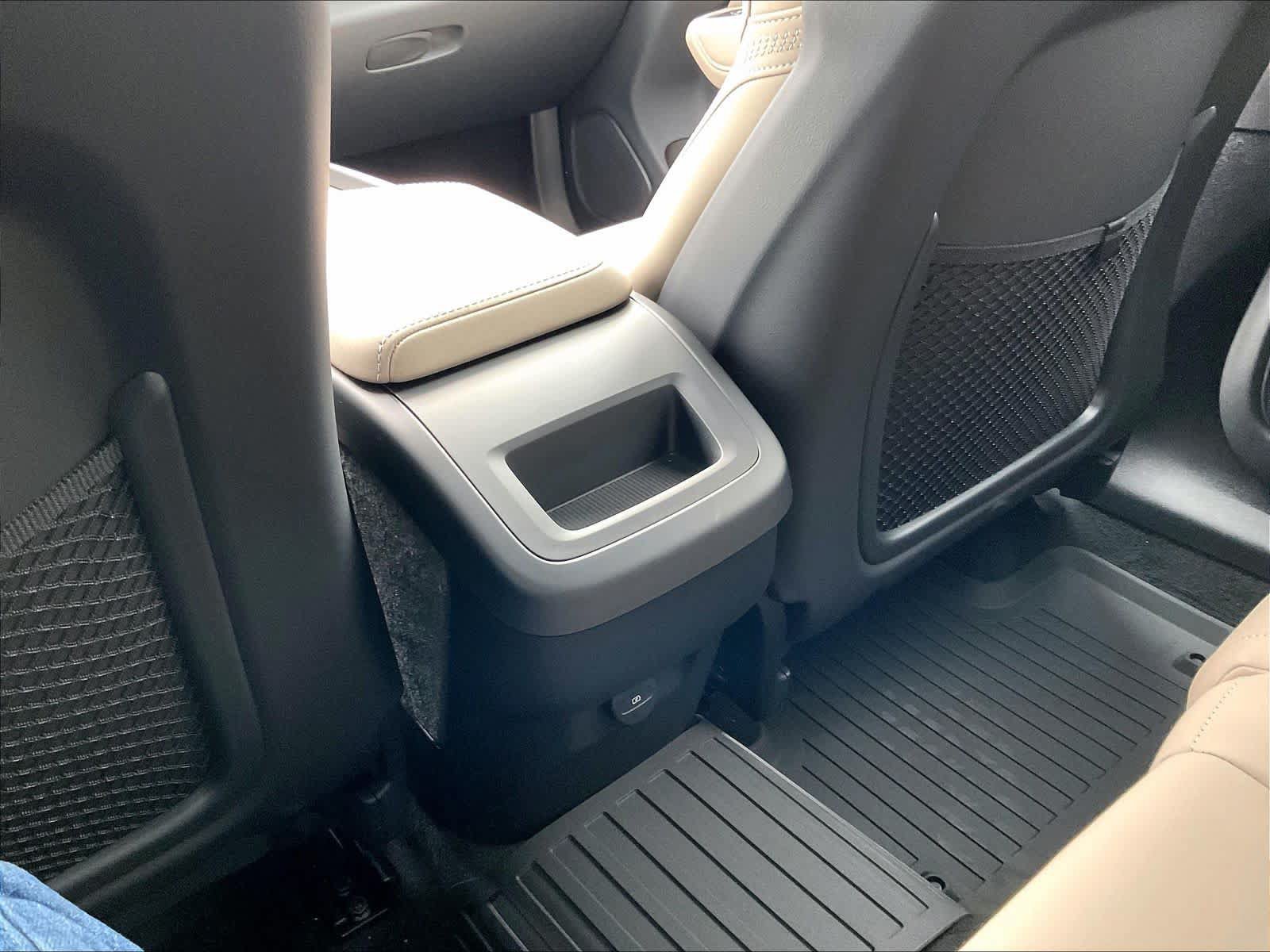 New 2027 Volvo XC60 B5 Core AWD/4WD image 16