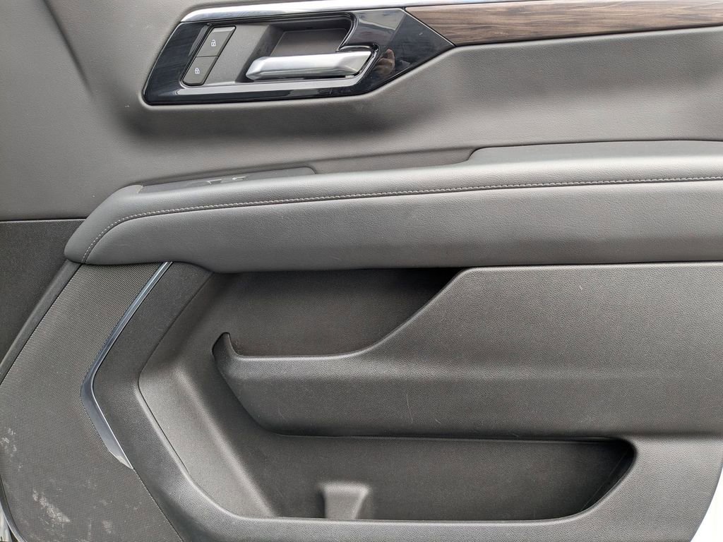Used 2025 Chevrolet Suburban Z71 image 32