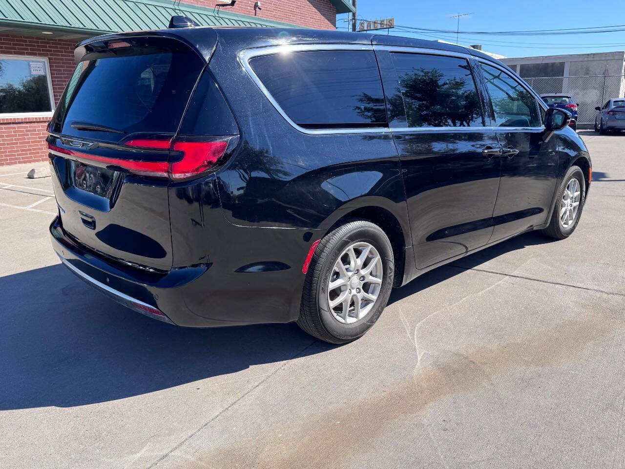 Used 2027 Chrysler Pacifica Select FWD image 5
