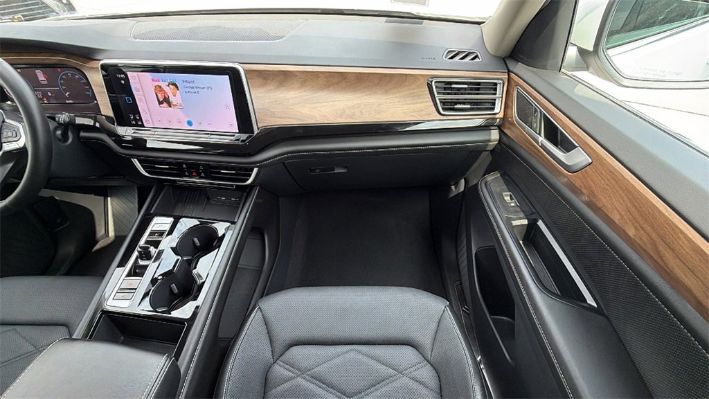 Used 2025 Volkswagen Atlas SE image 36