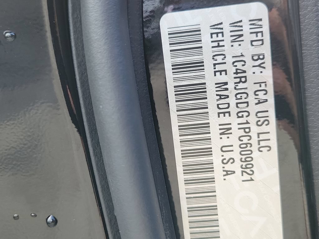 Used 2023 Jeep Grand Cherokee Overland w/ Luxury Tech Group IV RWD image 38
