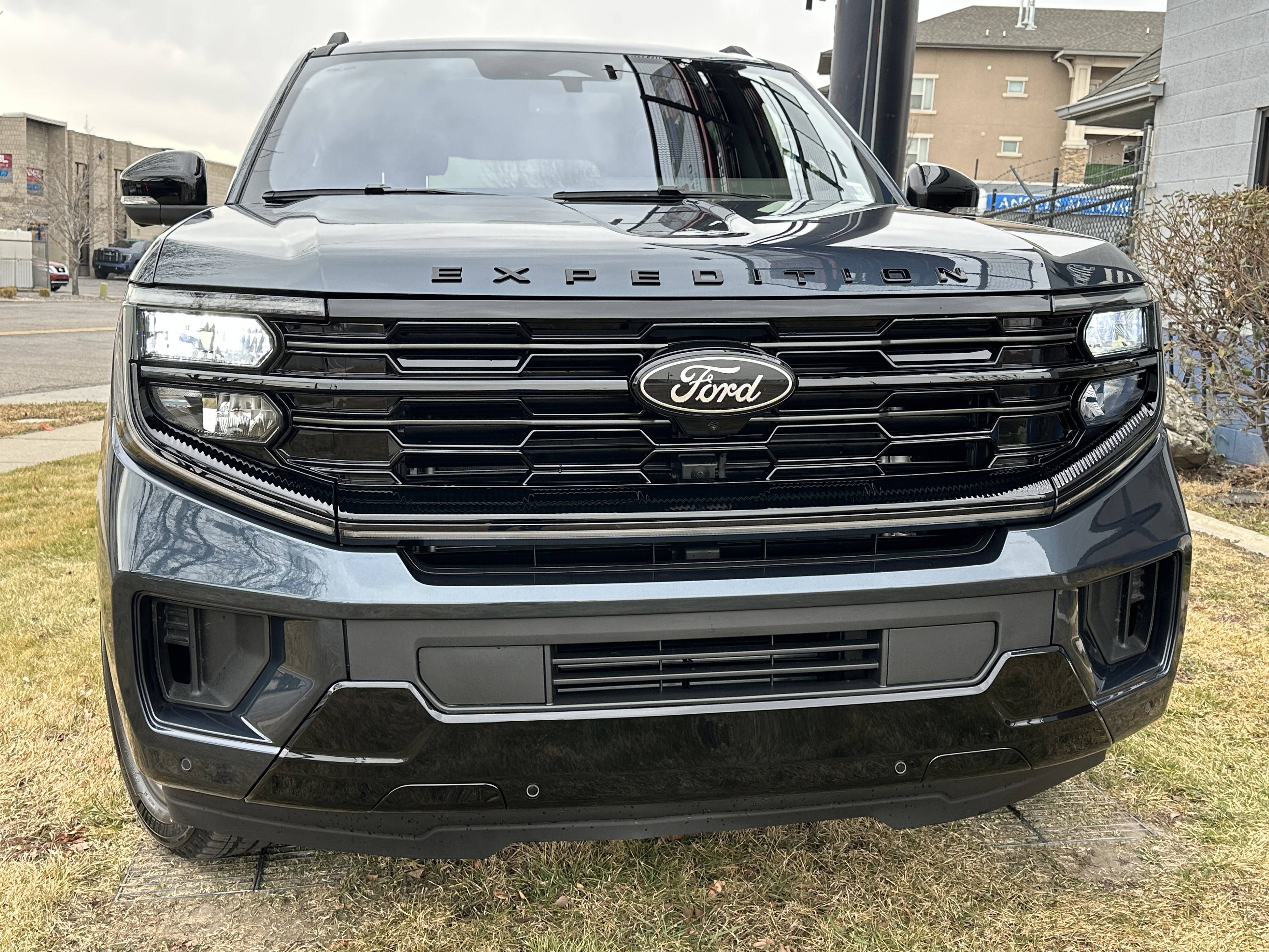 Used 2025 Ford Expedition Platinum w/ Stealth Appearance Package AWD/4WD image 4