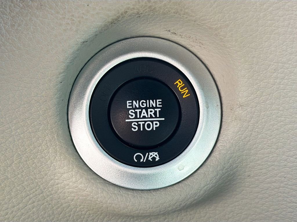 Used 2023 Chrysler Pacifica Limited image 37