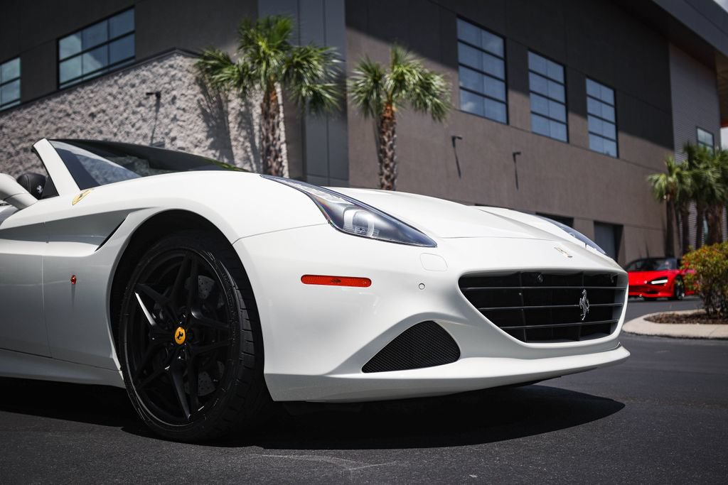 Used 2015 Ferrari California T RWD image 11