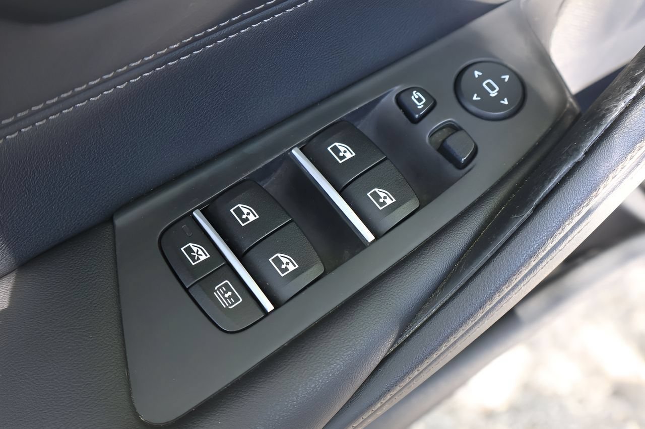 Used 2022 BMW M550i xDrive w/ Executive Package AWD/4WD image 11
