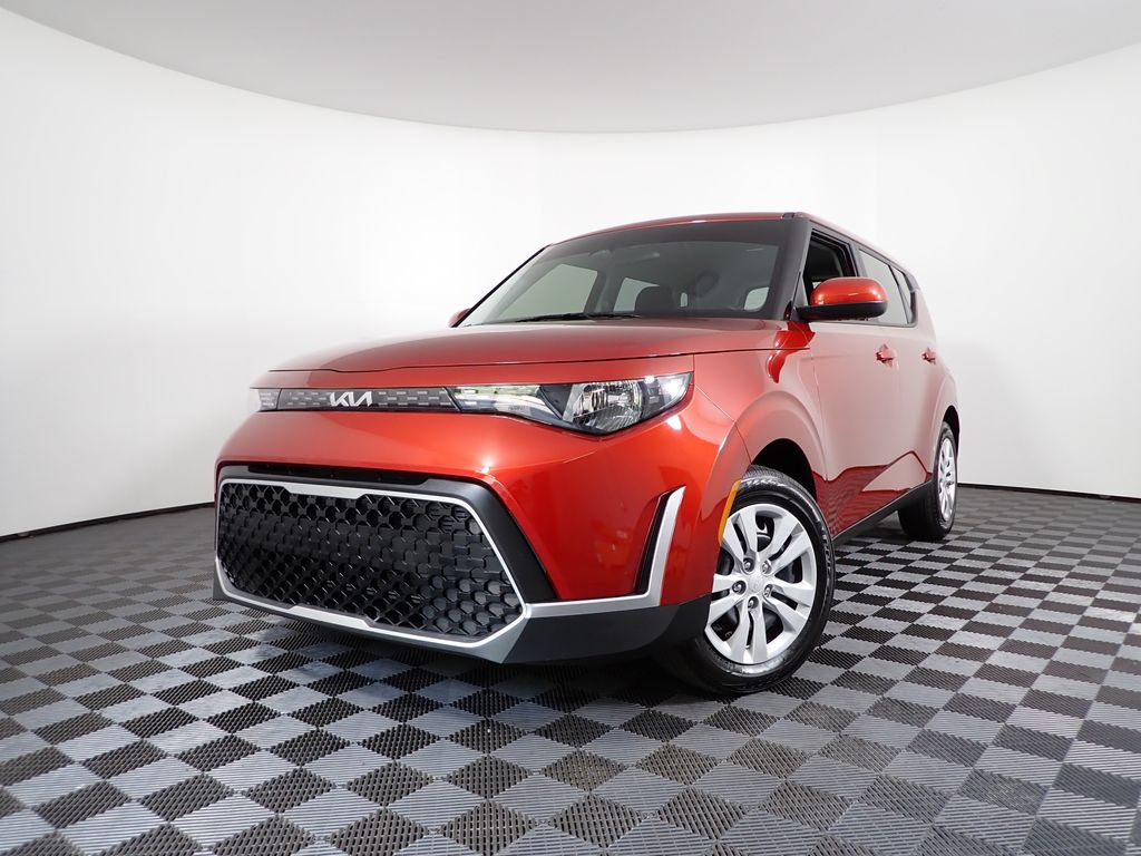Used 2025 Kia Soul LX FWD image 2