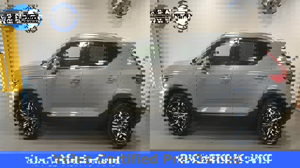 Certified 2025 Volvo XC40 B5 Core image 1