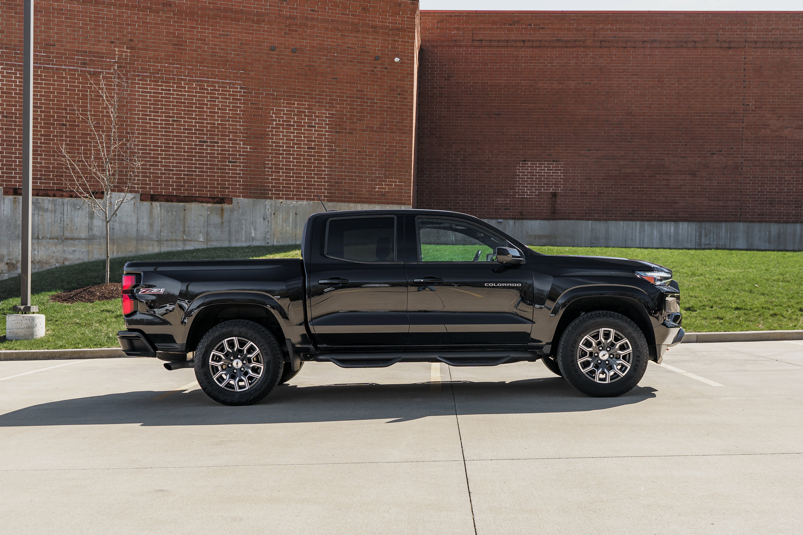 Used 2024 Chevrolet Colorado Z71 w/ Z71 Convenience Package 2 image 3