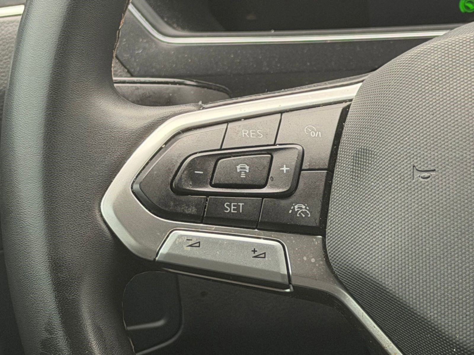 Used 2023 Volkswagen Tiguan SE R-Line FWD image 15