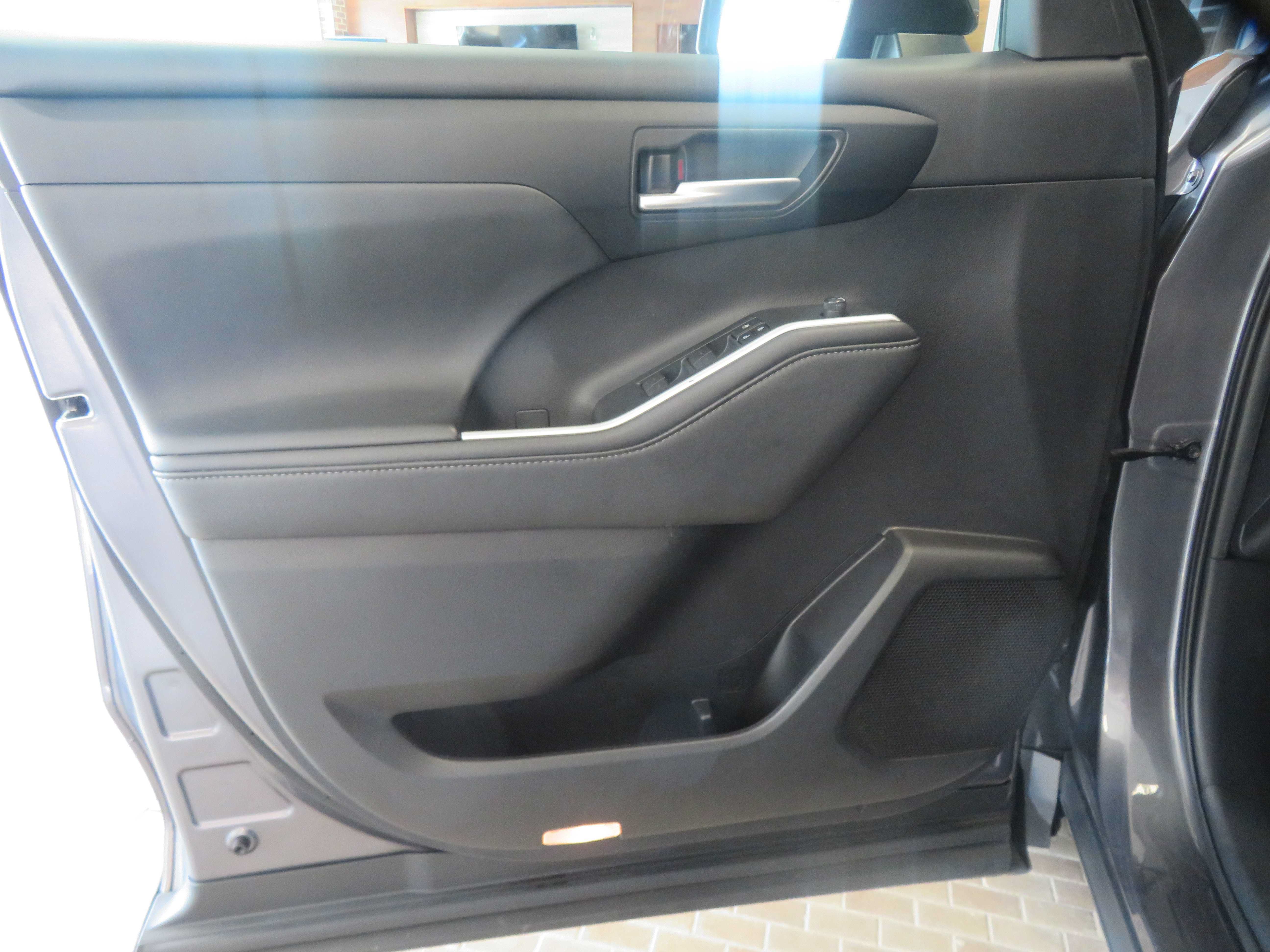 Used 2020 Toyota Highlander XLE FWD image 14