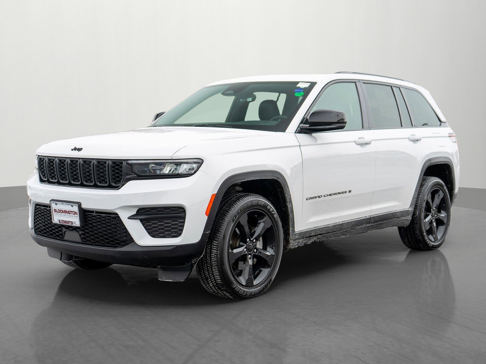 Used 2023 Jeep Grand Cherokee Altitude image 3