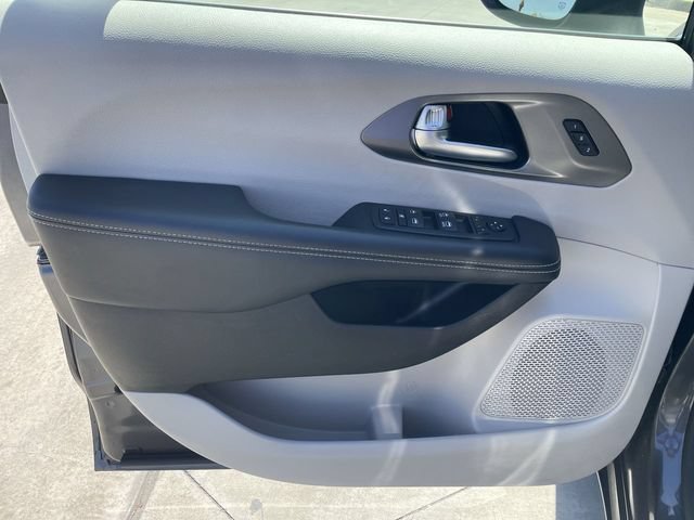 Used 2023 Chrysler Pacifica Touring-L FWD image 21